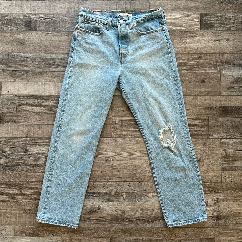 Light Wash Levi’s Distressed Jeans